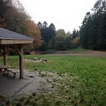 Raekkehus Taet Pa Skov, So Og By