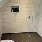 Raekkehus Taet Pa Skov, So Og By