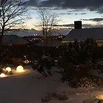 Raekkehus Taet Pa Skov, So Og By