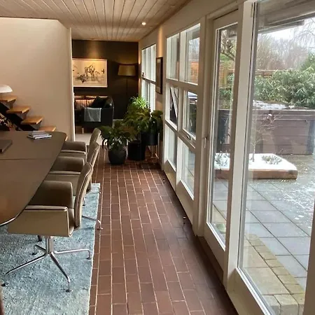 Raekkehus Taet Pa Skov, So Og By *