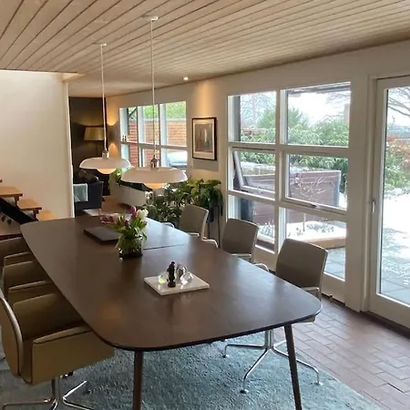 Raekkehus Taet Pa Skov, So Og By *