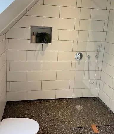Raekkehus Taet Pa Skov, So Og By