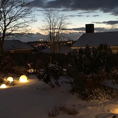 Raekkehus Taet Pa Skov, So Og By