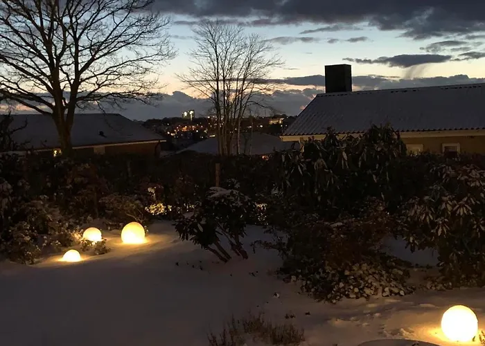 Raekkehus Taet Pa Skov, So Og By